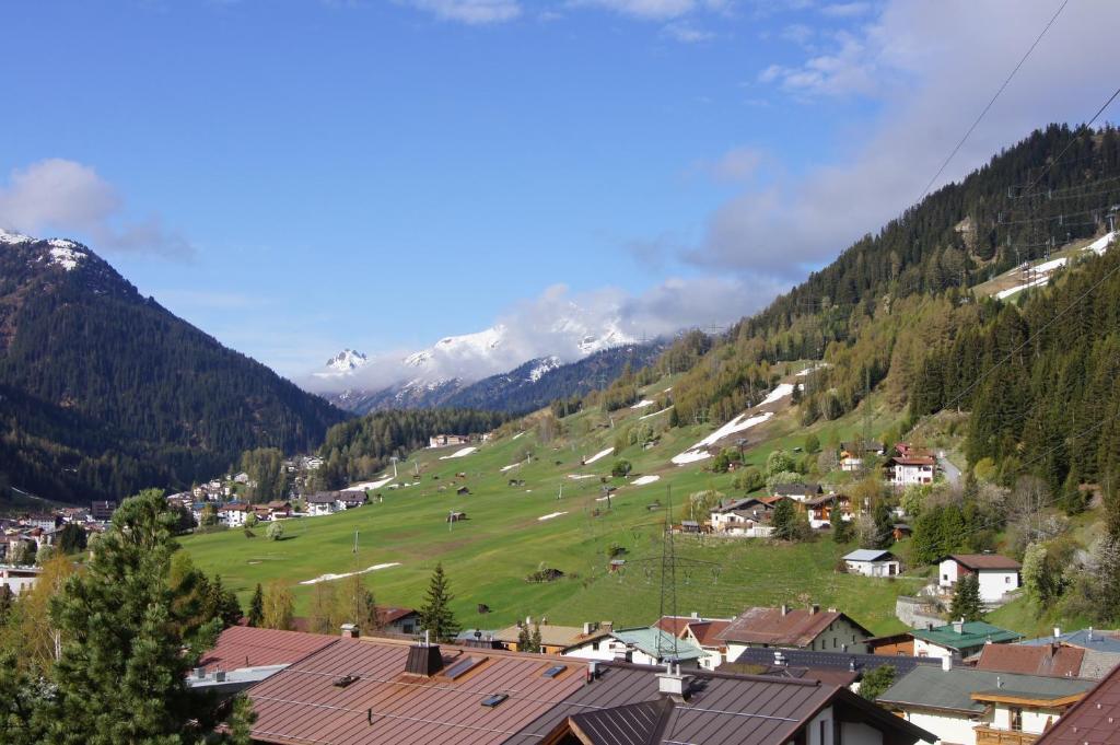 Appartment Sarlo Sankt Anton am Arlberg Ruang foto
