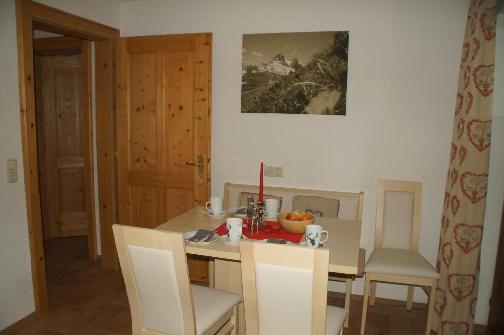 Appartment Sarlo Sankt Anton am Arlberg Ruang foto